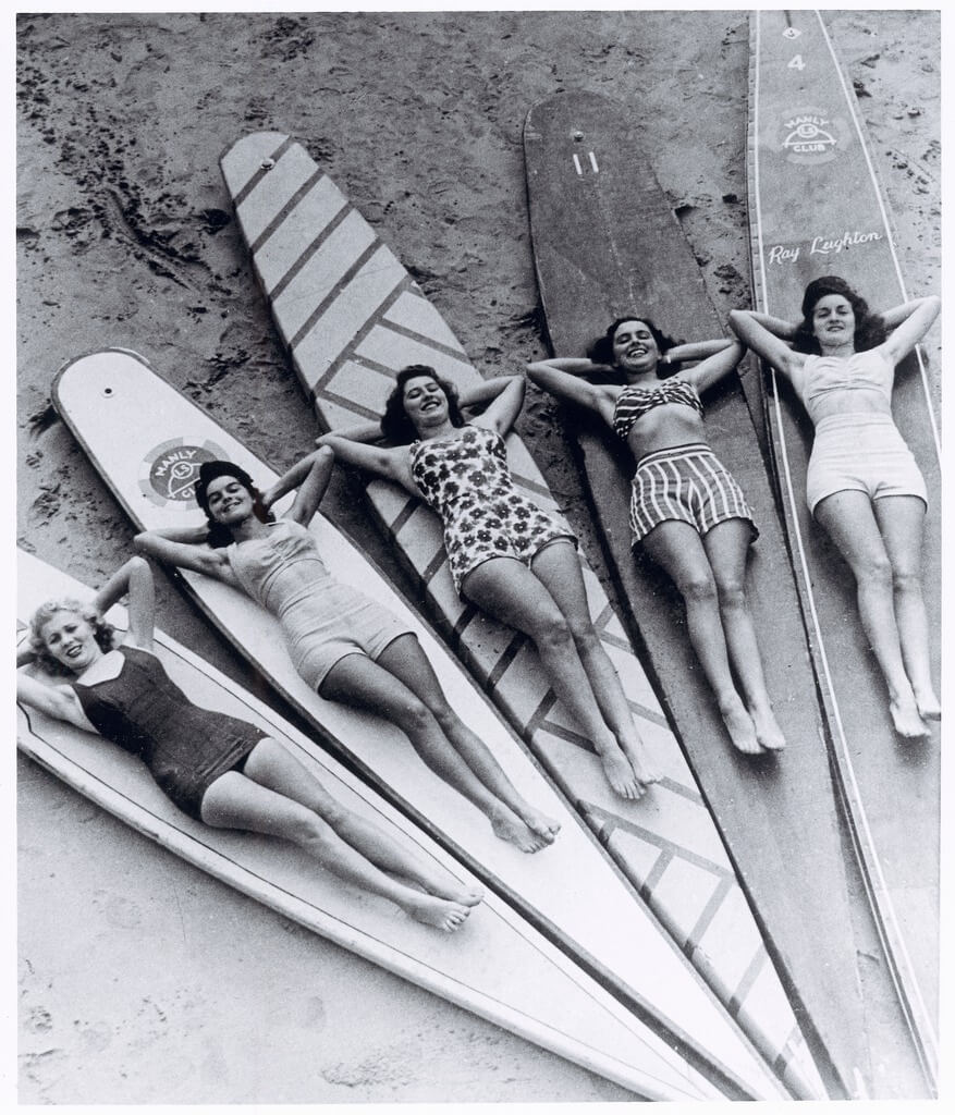 Серфінгістки в купальниках